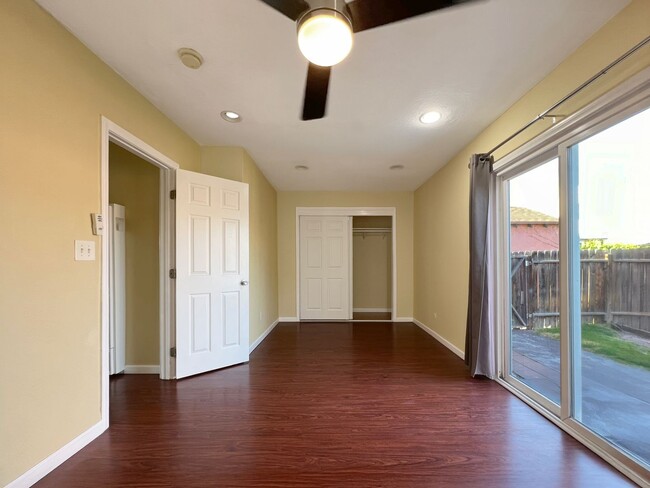 **5886 Lemon Ave Long Beach** 2 Bedroom 1 ... - **5886 Lemon Ave Long Beach** 2 Bedroom 1 ... House