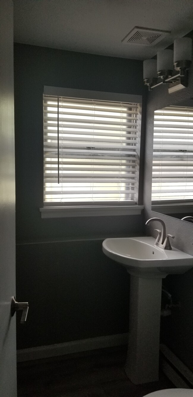 Bathroom - 2220 Cooper Ave Unit 2220