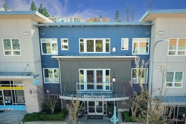 Building Photo - Live by the Lake in the Heart of Downtown ... Unit 206 Rental