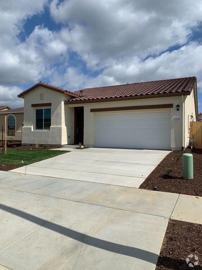 Building Photo - Spacious & Stylish 3 Bed, 2 Bath Home  Des...