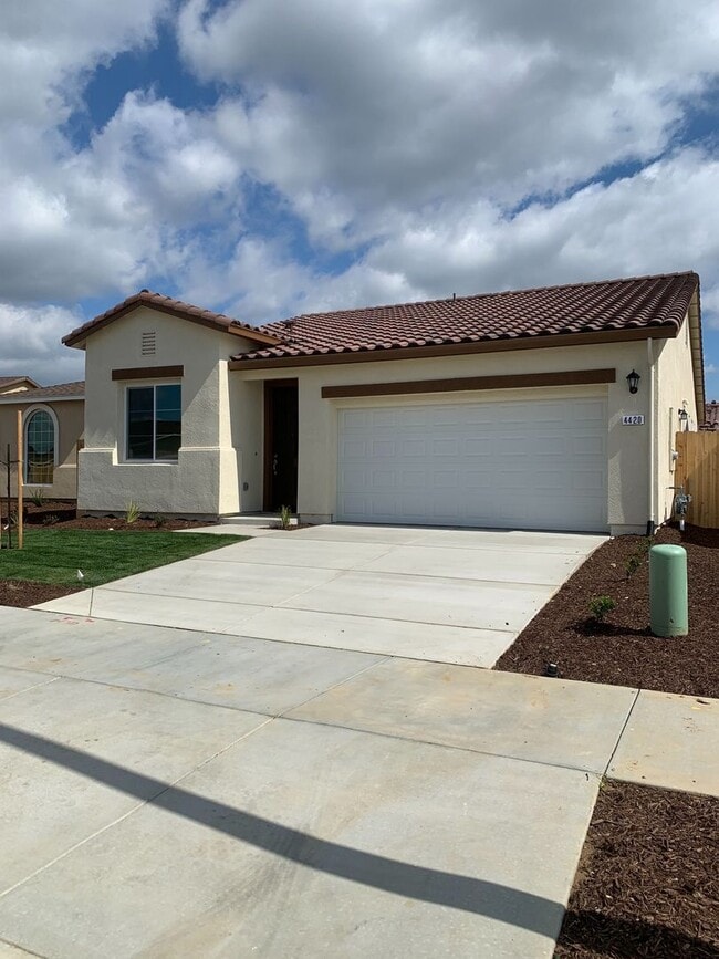 Spacious & Stylish 3 Bed, 2 Bath Home Des... - Spacious & Stylish 3 Bed, 2 Bath Home  Des...