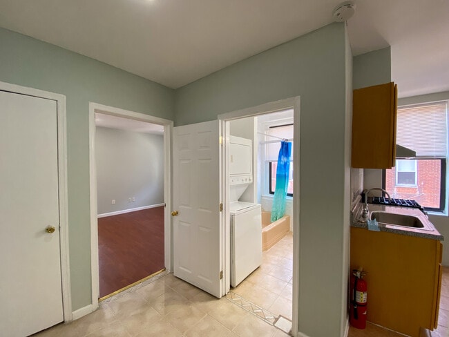 Building Photo - 1414 Snyder Ave Unit 2nd Floor
