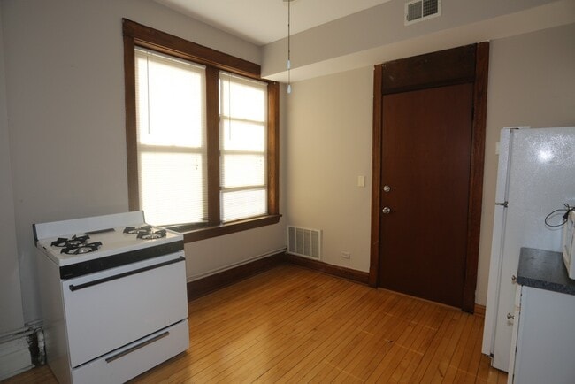 1915 W Schiller St Unit J04P