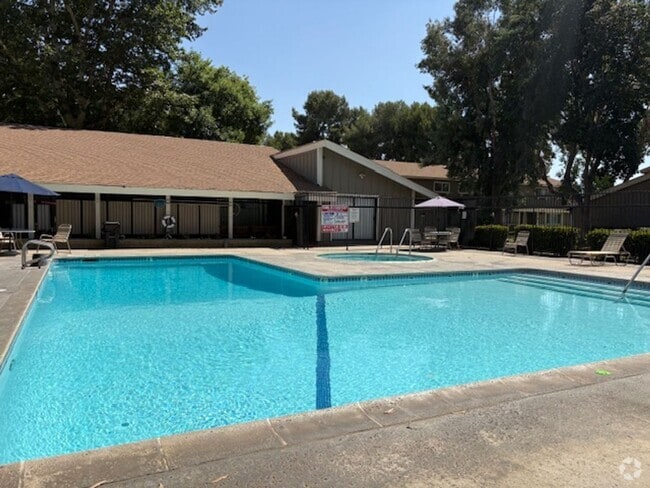 Building Photo - Centrally Located Redlands Townhome