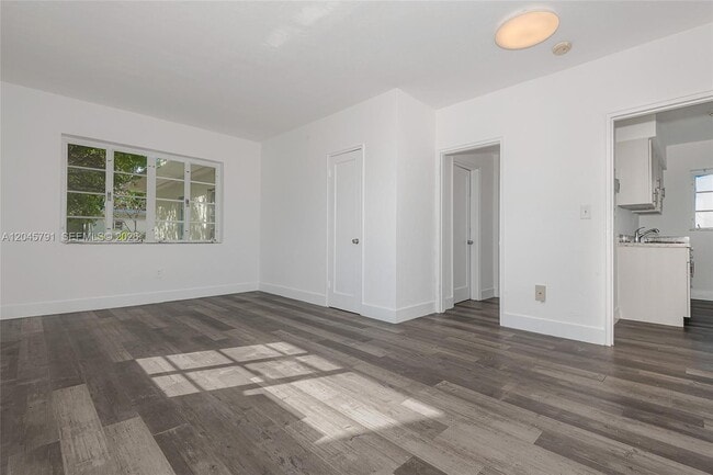 Building Photo - 8340 Crespi Blvd Unit 20