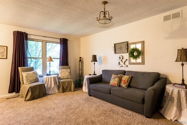 Photo - 115 Meadow Ln S