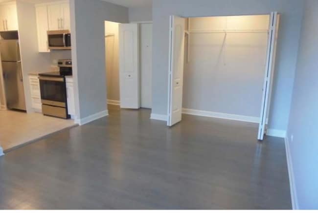 Photo - 7120 N Sheridan Rd