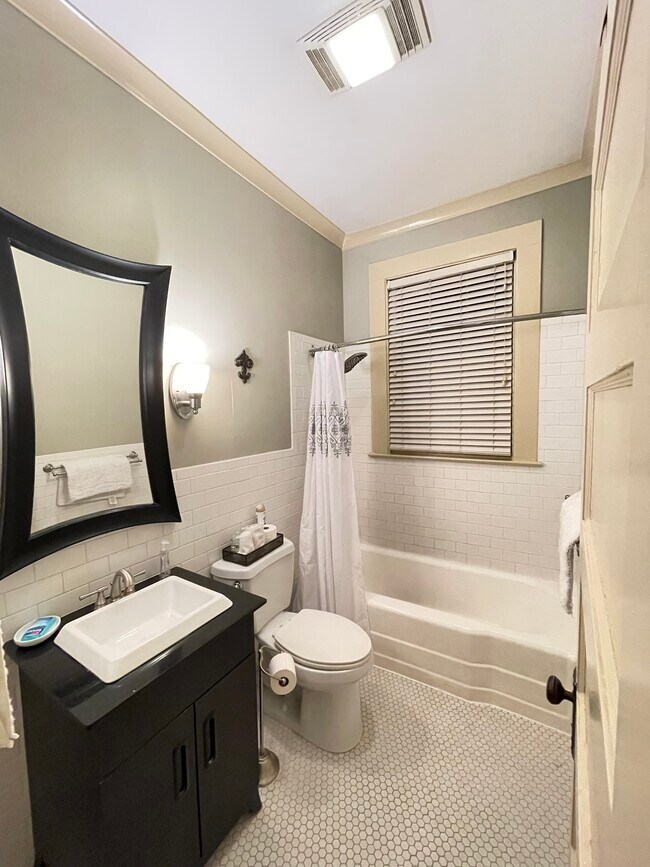 Bath - 918 Blythe Ave