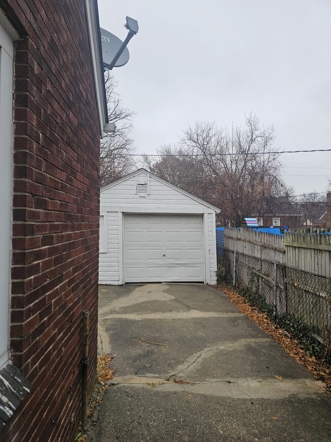 Photo - 5766 Bluehill St