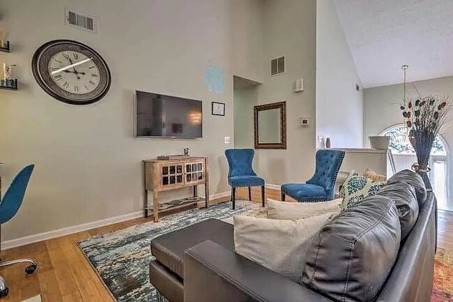 Room in House on Oak Dr