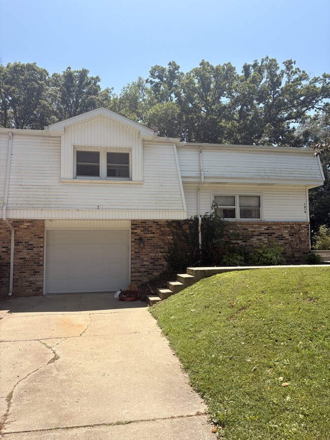Building Photo - 501 Woodbine Dr