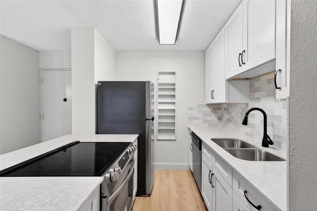 Photo - 2302 S Manhattan Ave Unidad 317