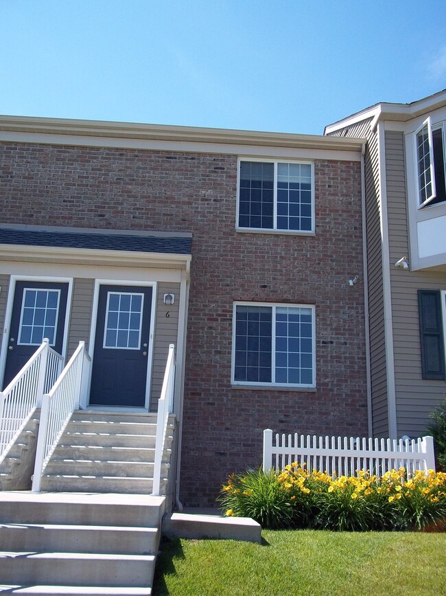 Hugo - Like New 2 Bed/2 Bath Townhome W/ A... - Hugo - Like New 2 Bed/2 Bath Townhome W/ A...