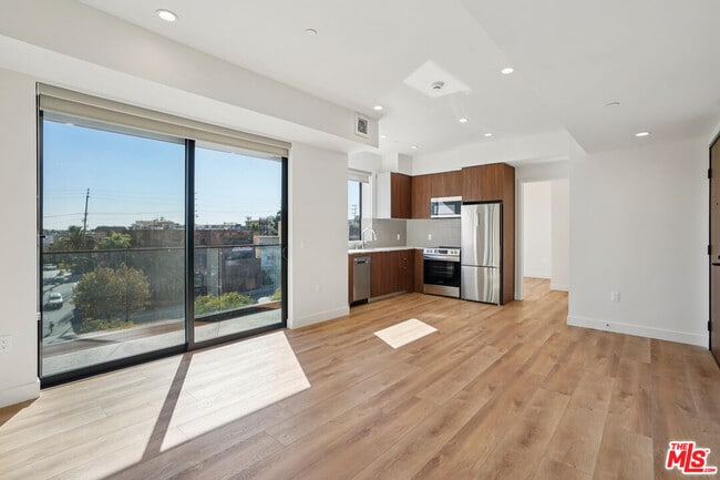 Photo - 10431 Santa Monica Blvd Unidad 304