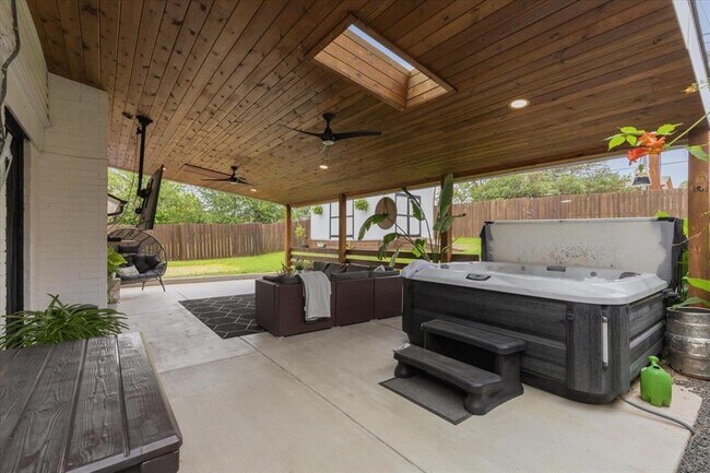 Photo - 208 Skyloop Dr