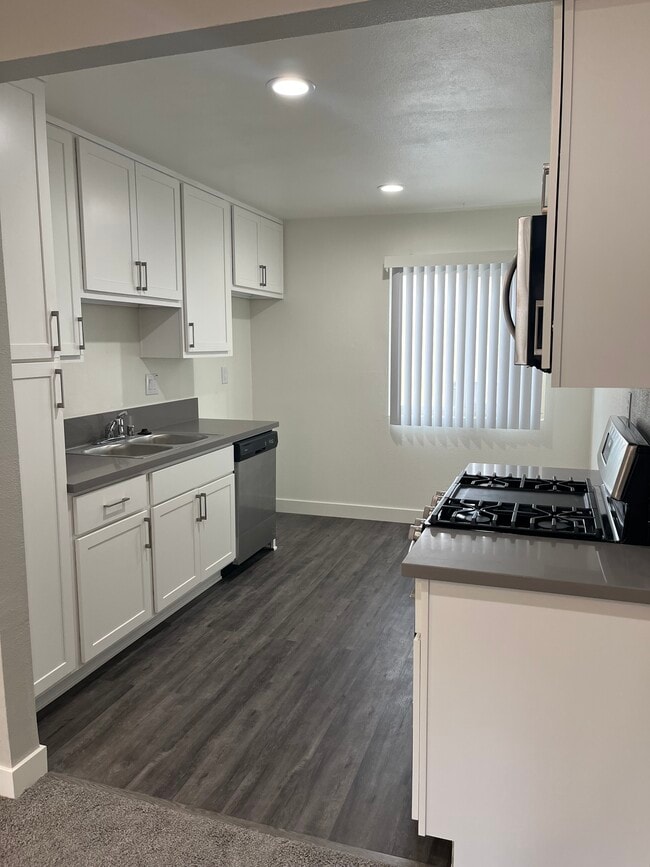 Building Photo - 21100 Pioneer Blvd Unit 21