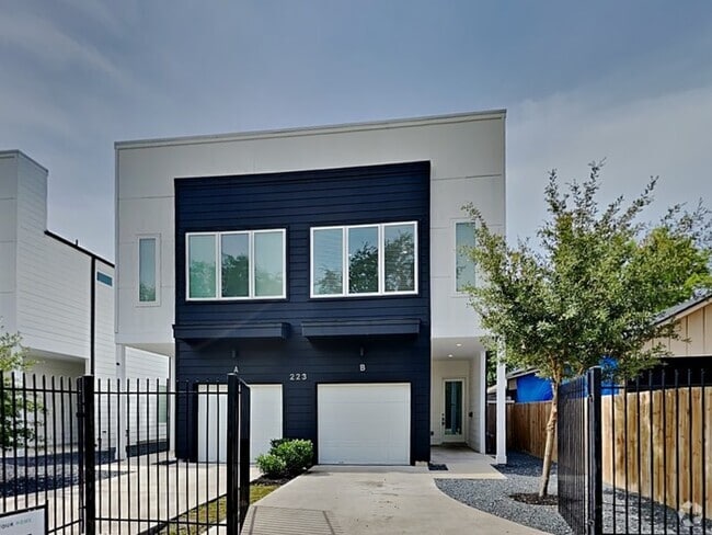 Building Photo - 223 Oriole St Rental