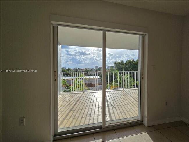 Photo - 637 SW 3rd St Unit 404