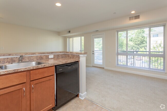 1BR, 1BA - 775 SF