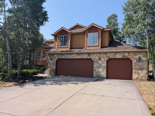 Building Photo - Recently Updated Pinebrook Home