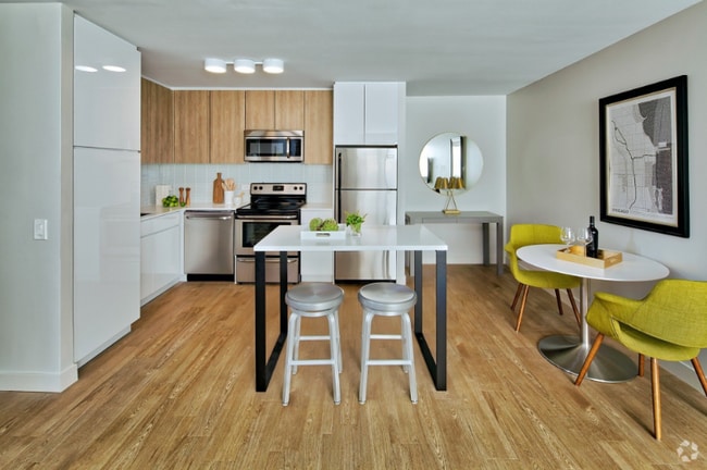 Building Photo - 2619 N Clark St Rental