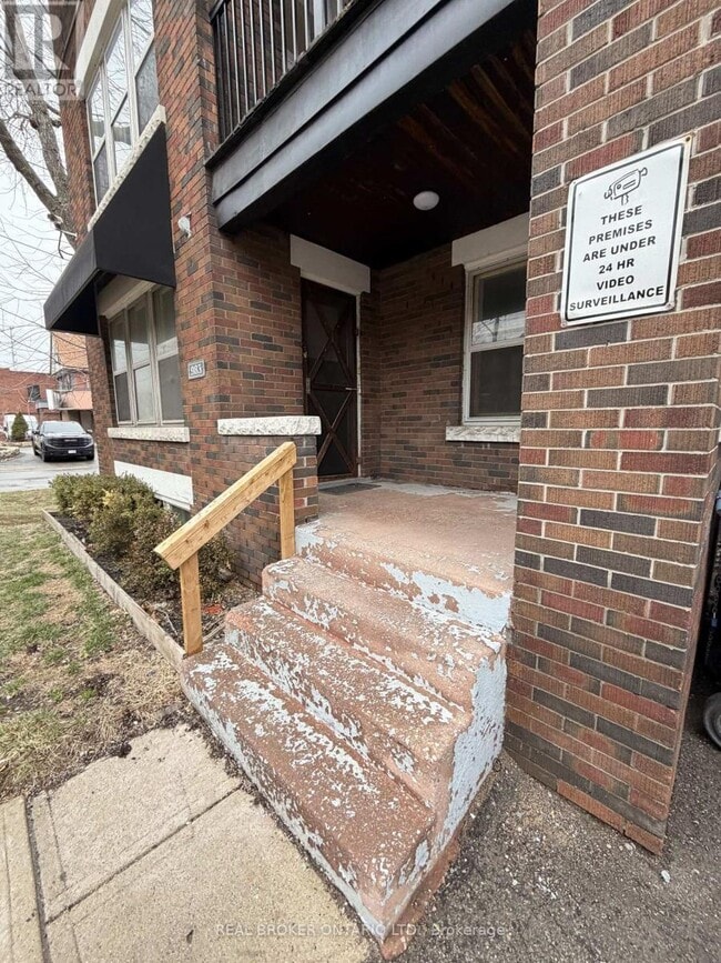 Photo - 983 Main St E Unit 1