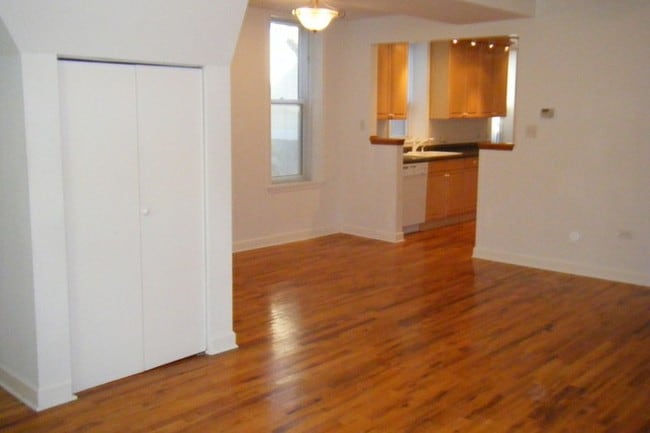 Living & Dining Area - 1428 N Greenview Ave Unit 2