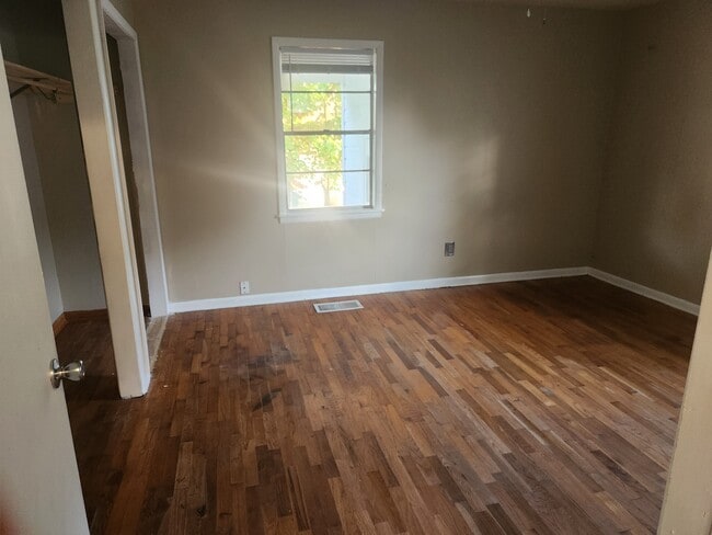 Photo - 104 W Searcy St