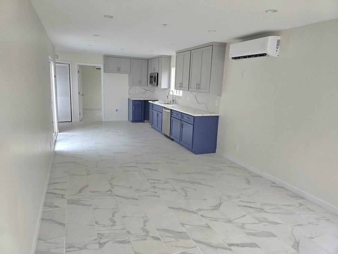 OPen concept Living room & Kitchen - 5123 W 130th St (Hawthorne, CA)