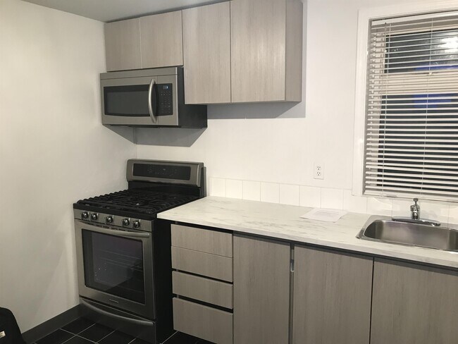 Photo - 1517 Comox St Unit 7