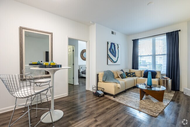 2BR, 2BA - 989SF