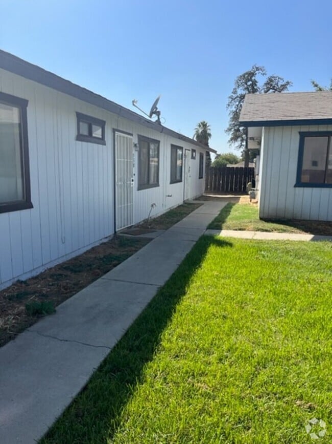 Building Photo - 2 Bedroom 1 Bath Unit COMING SOON! Rental