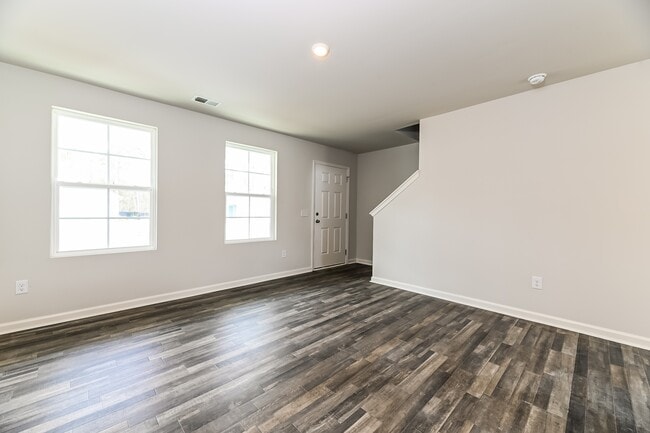 Photo - 664 Savanac St SE