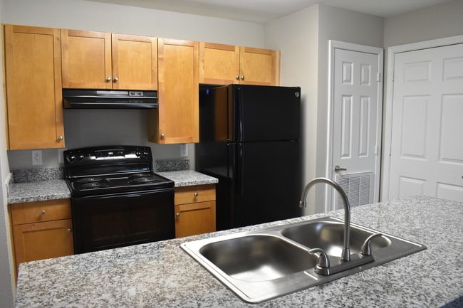 3BR, 2BA - 1100 SF - Ashton Heights Apartments
