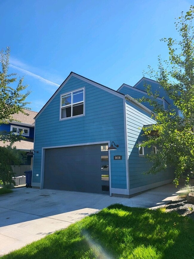 Photo - Beautiful Large 4bd/2.5ba 2332sqft home in The Lakes Subdivision