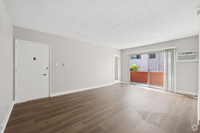 1BR, 1BA - 860SF - Living Room