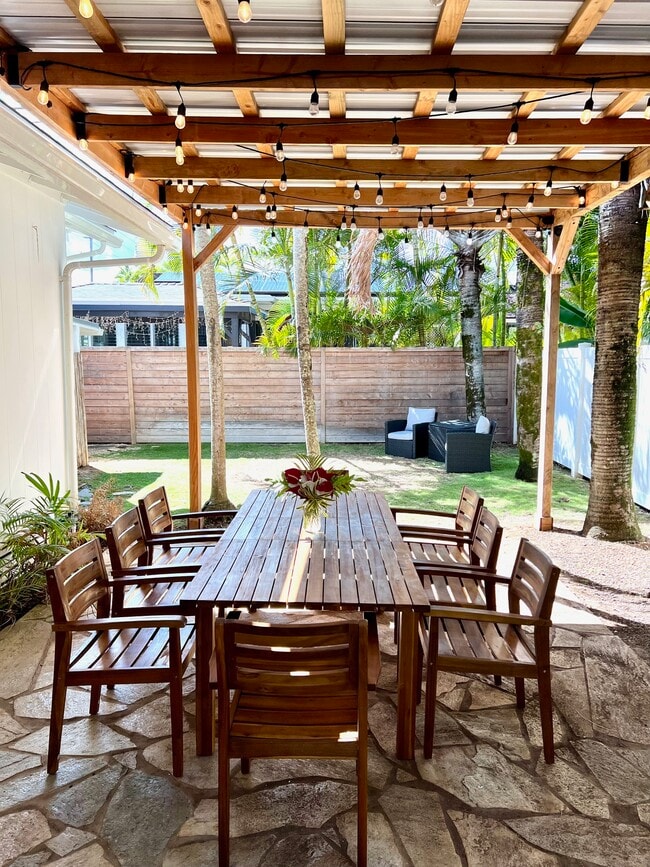 Covered outdoor dining for up to 8 people - 156 N Kalaheo Ave