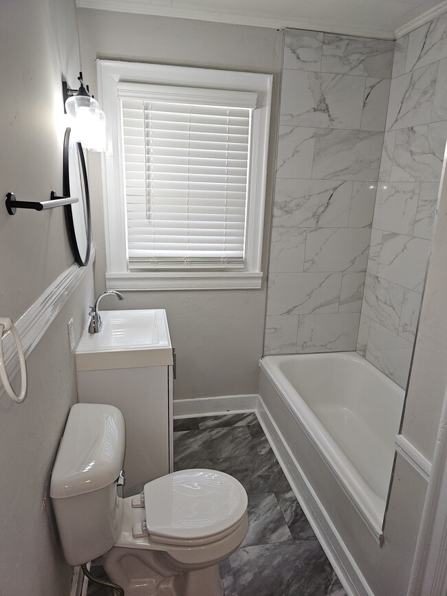 Updated bathroom - 131 E Park Ave Unidad A