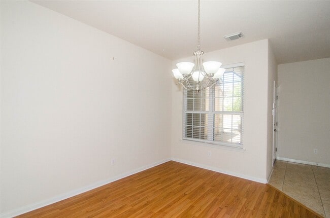 Photo - 3939 Calgary Cir