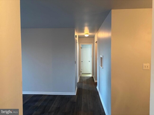 Photo - 9 DOVER HALL