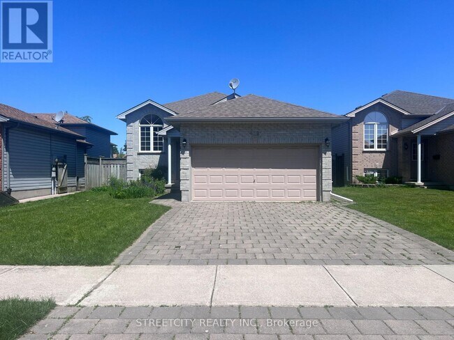 Photo - 472 Talltree Crescent