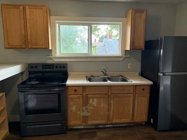 Photo - 945 W 9th St