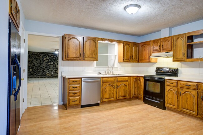 Photo - Very nice 4 bed 3 and a half bath home close to Boone Lake