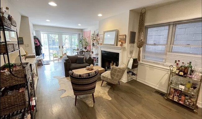 Building Photo - 3 bedroom in Chicago IL 60642 Unit 1