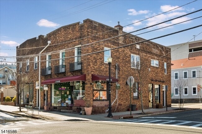 Building Photo - 12 N Willow St