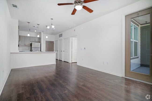 1BR, 1BA - 675SF - LIving Room
