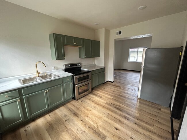 Building Photo - 406 W 5th St Unit 4