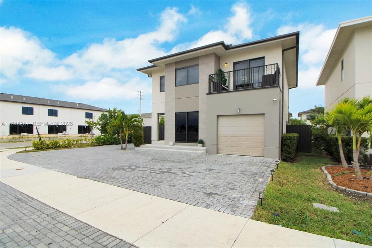 Photo - 320 NW 13th Ct