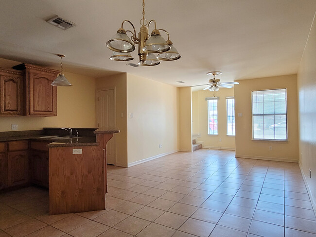 Photo - 1402 W Kiwi Ave Townhome