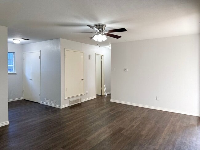 Building Photo - Spacious 3/2